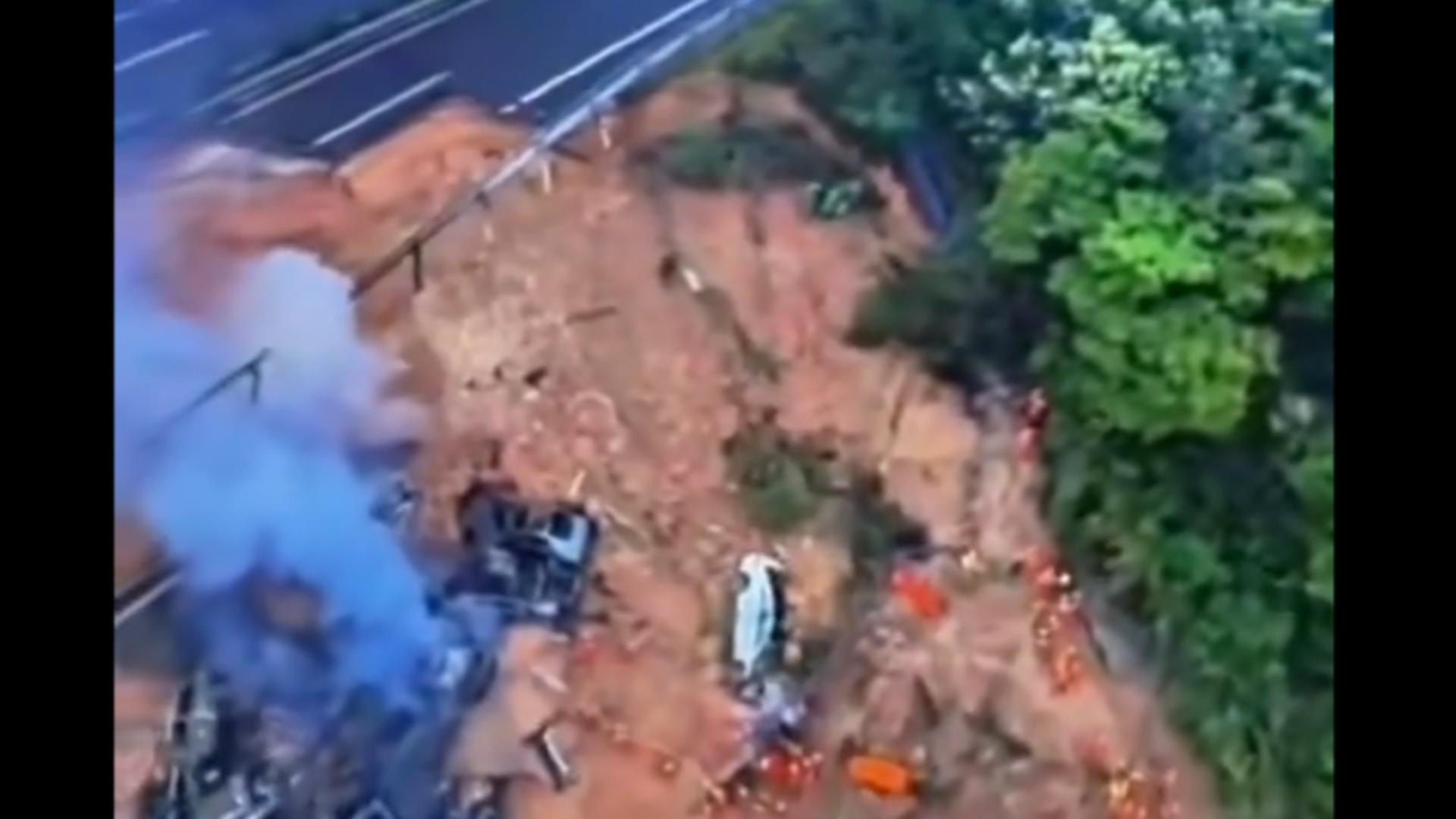 Cel puţin 19 morţi în sudul Chinei, în urma surpării unei autostrăzi. 28 de vehicule şi 49 de persoane, surprinse: tragedie uriașă 