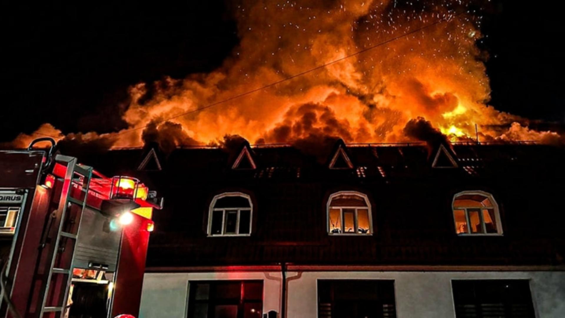 Un atelier de tâmplărie din județul Alba a luat foc: incendiul s-a extins și la o locuință și o pensiune. 26 de persoane, evacuate/ ISU Alba