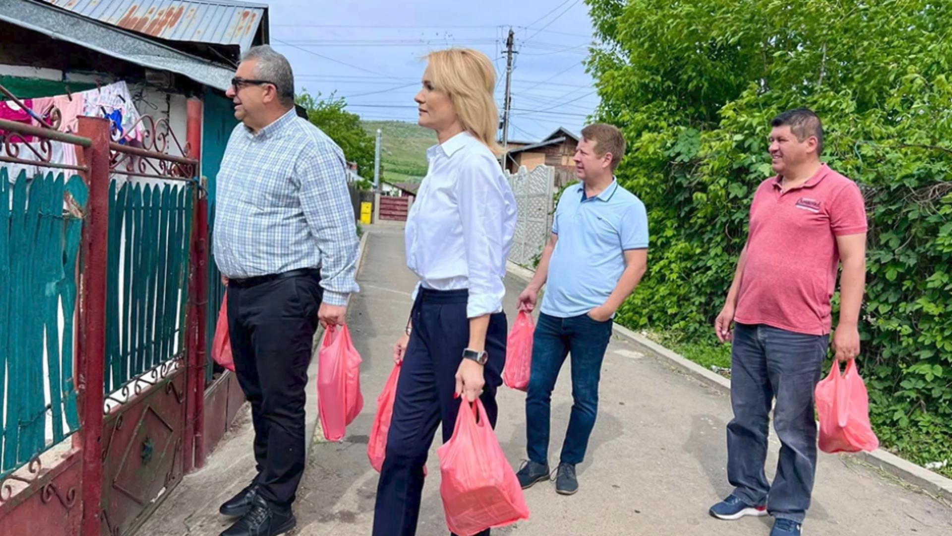 Revoltător: voturile românilor nevoiași, “cumpărate” cu sacoșa! PSD, acuzat de reprezentanții AUR că a împărțit alimente în scop electoral de 1 mai, în Prahova
