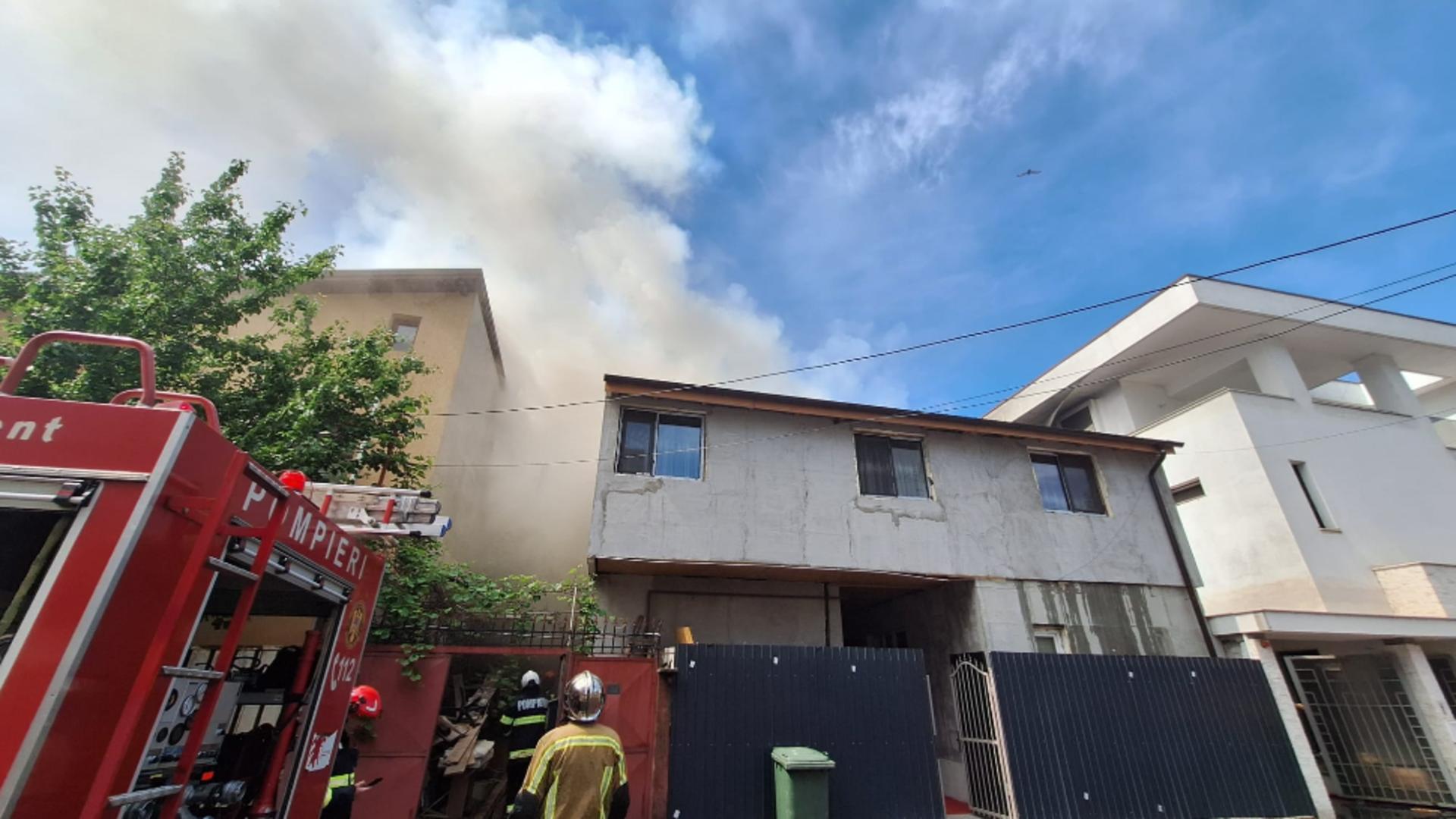 Incendiu la o locuință din Sectorul 2 al Capitalei. Intervin pompierii