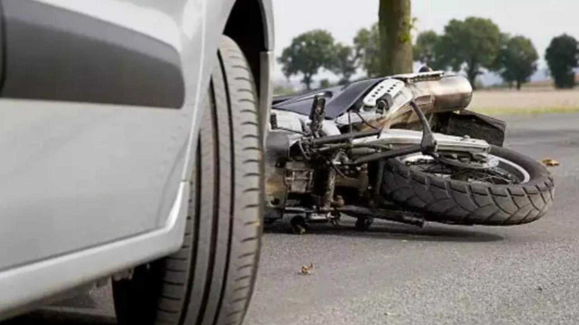 Accident bizar în Vaslui: Femeie de 75 de ani, rănită de o motocicletă care a fost acroşată de un autoturism