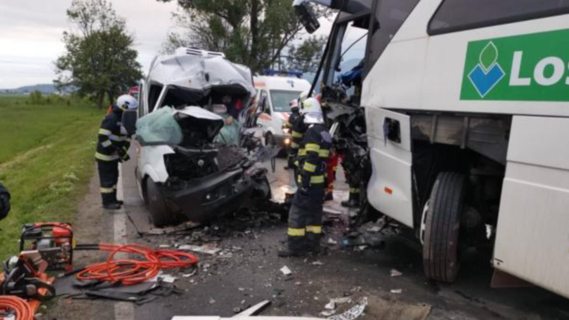 Accident grav în Râşnov. Impact devastator între un autobuz și o camionetă