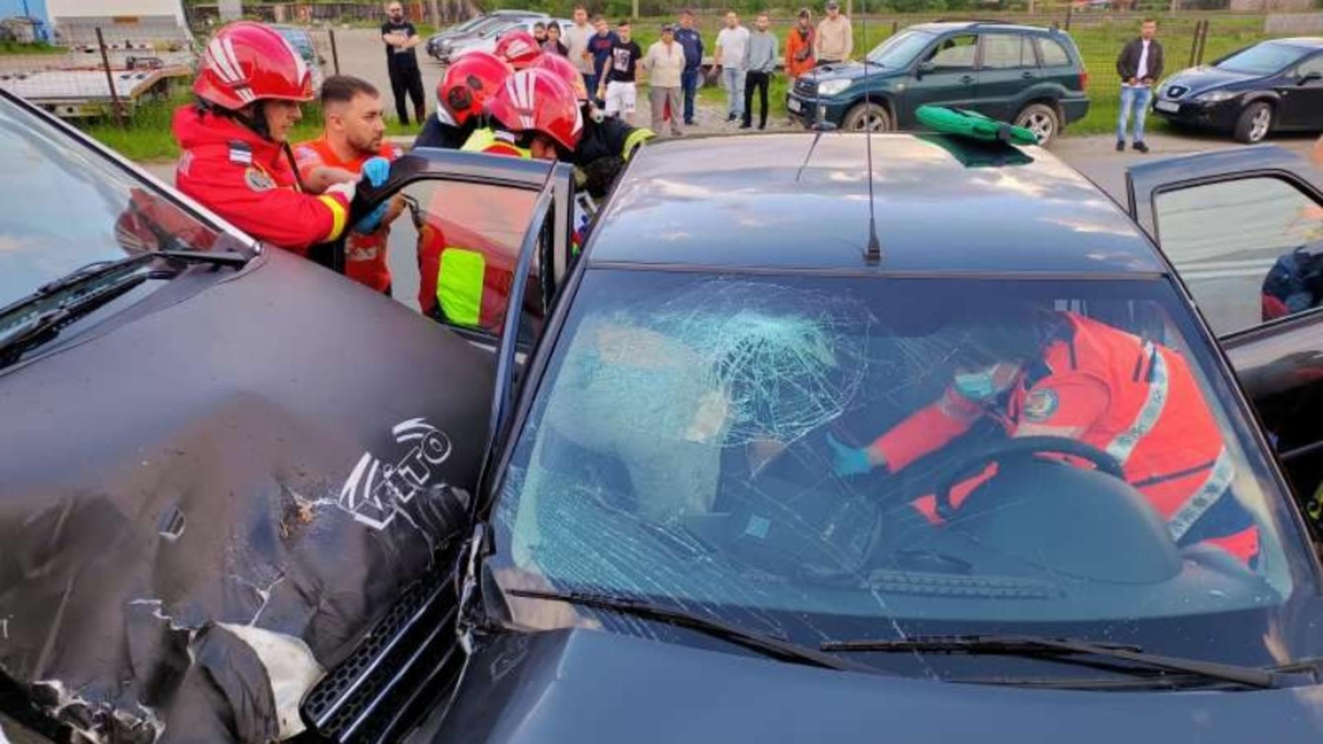 Trei persoane, rănite într-un accident produs la Petroşani. Circulaţia rutieră a fost deviată pe parcursul intervenţiei