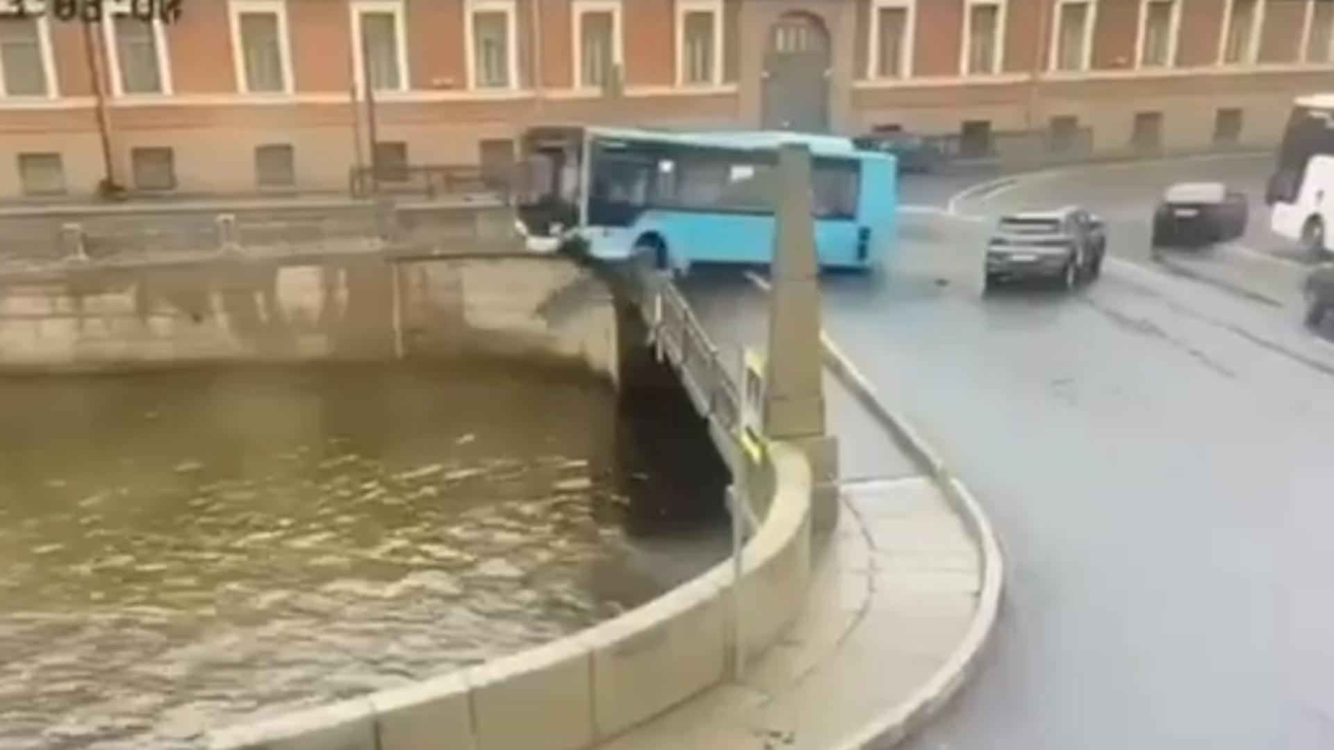 Un autobuz cu pasageri a căzut într-un râu din centrul orașului Sankt Petersburg