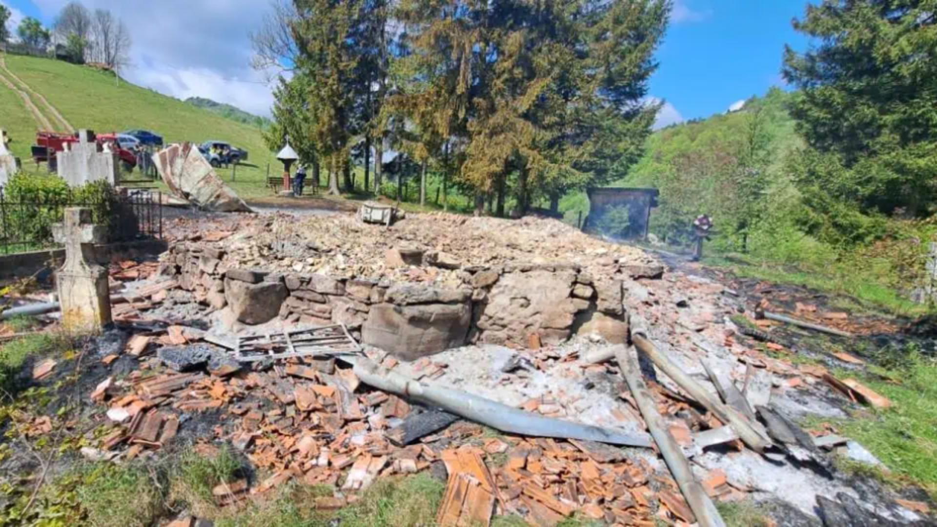 Din biserica de lemn nu a mai rămas nimic în picioare (foto: ISU Alba)