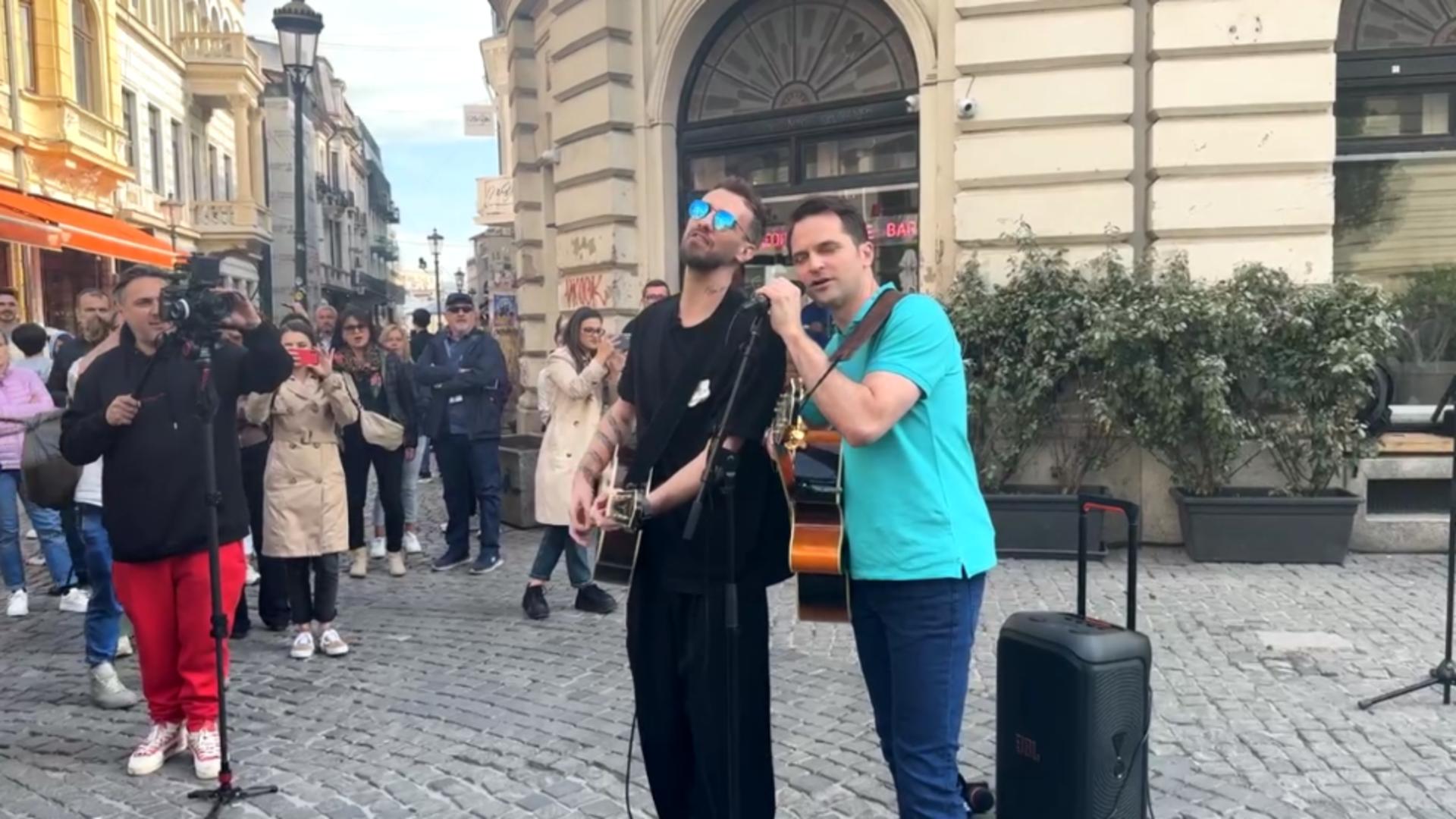 Sebastian Burduja a cântat în mijlocul străzii, în Centrul Vechi. Foto: Captură Facebook