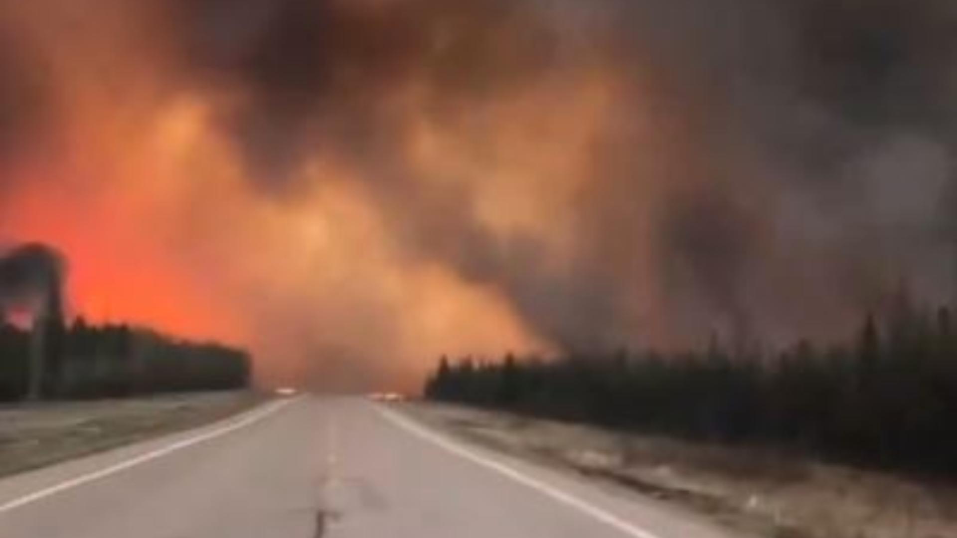 Primele incendii majore de vegetație, mii de oameni evacuați. Canada, sub flăcări