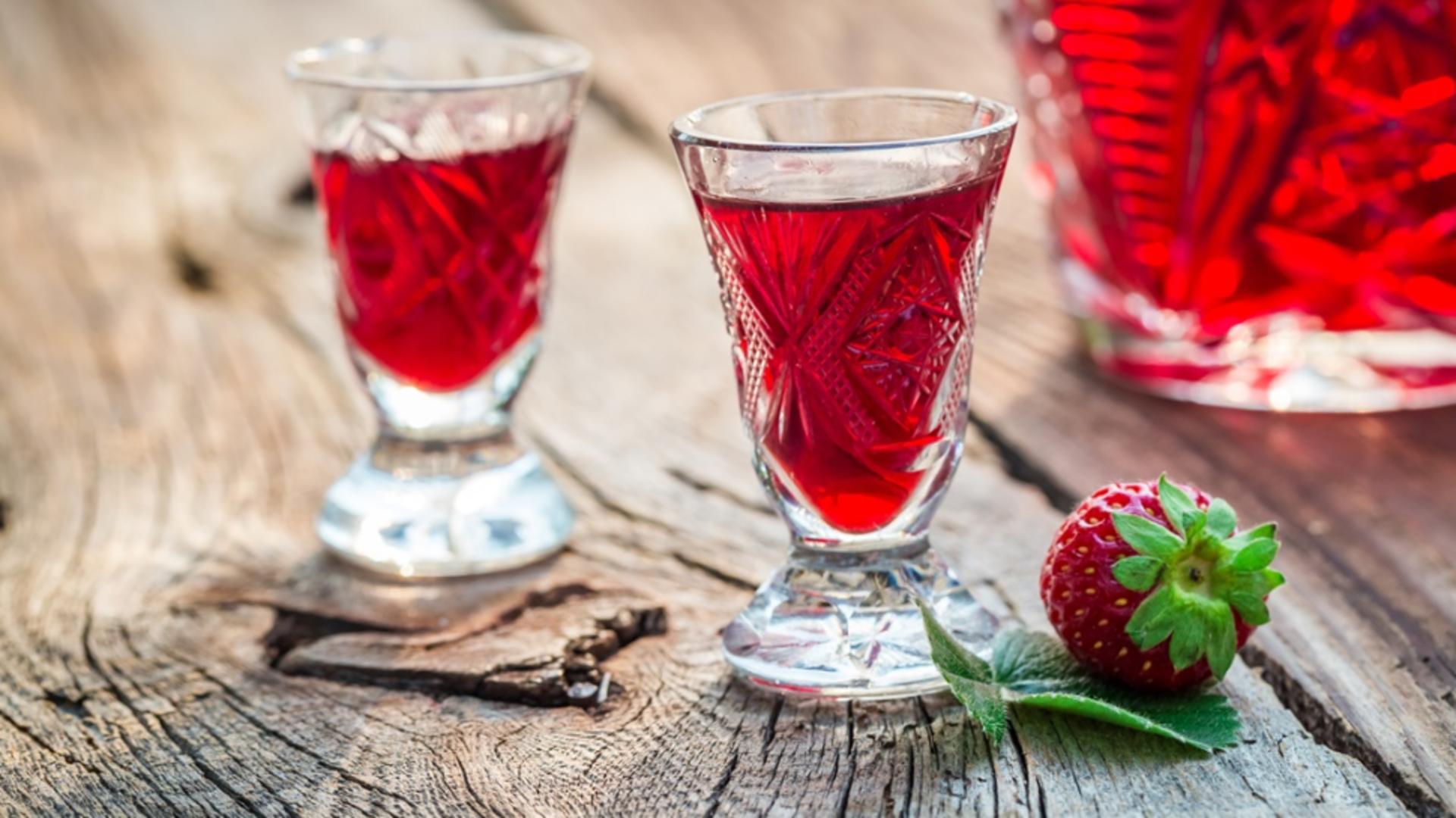 Căpșunată sau lichior de căpșuni: Băutură de casă foarte aromată. Rețetă simplă