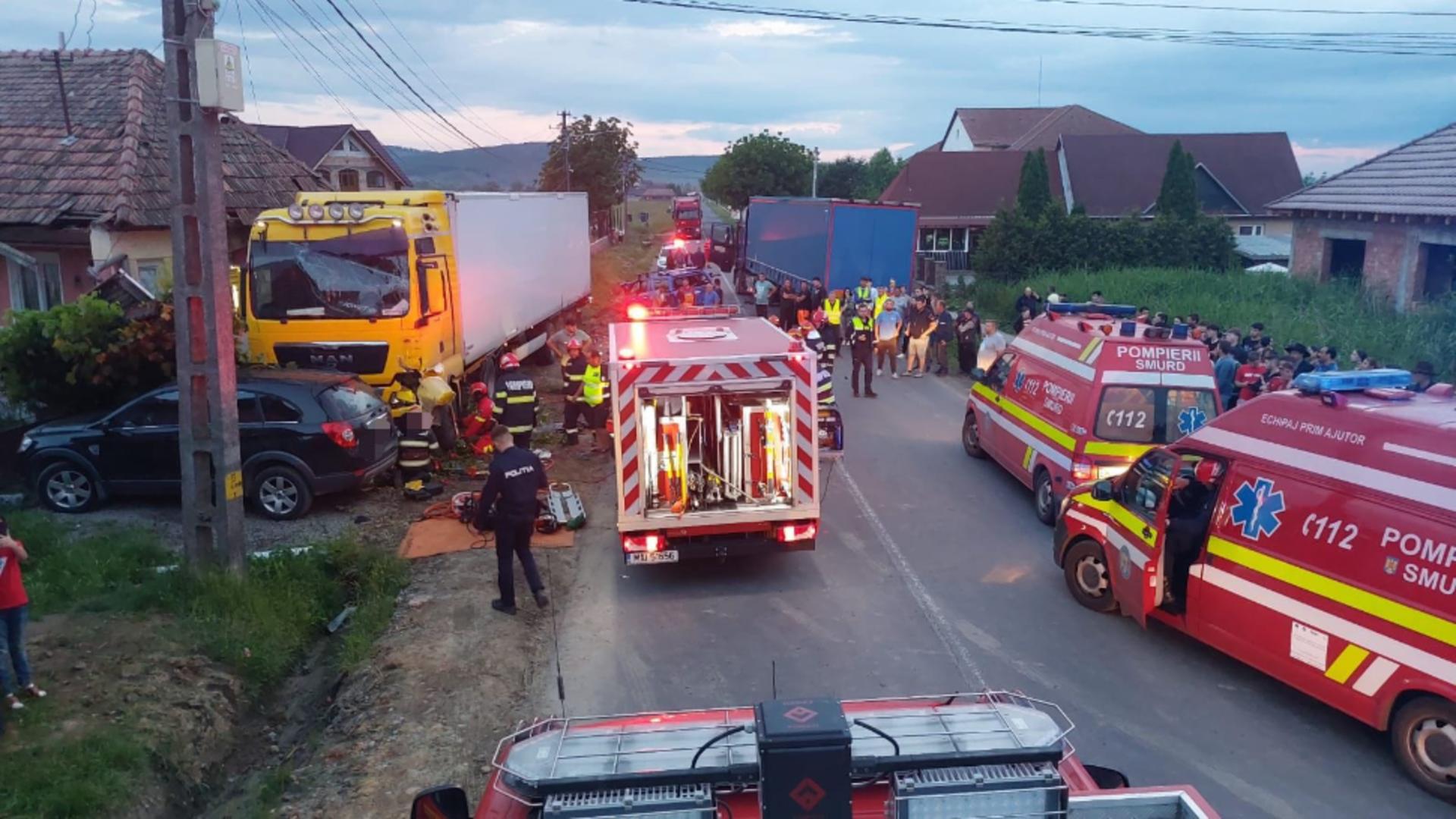 Două camioane și un autoturism au intrat în coliziune, în Mureș. Posibile victime prinse sub fiare FOTO