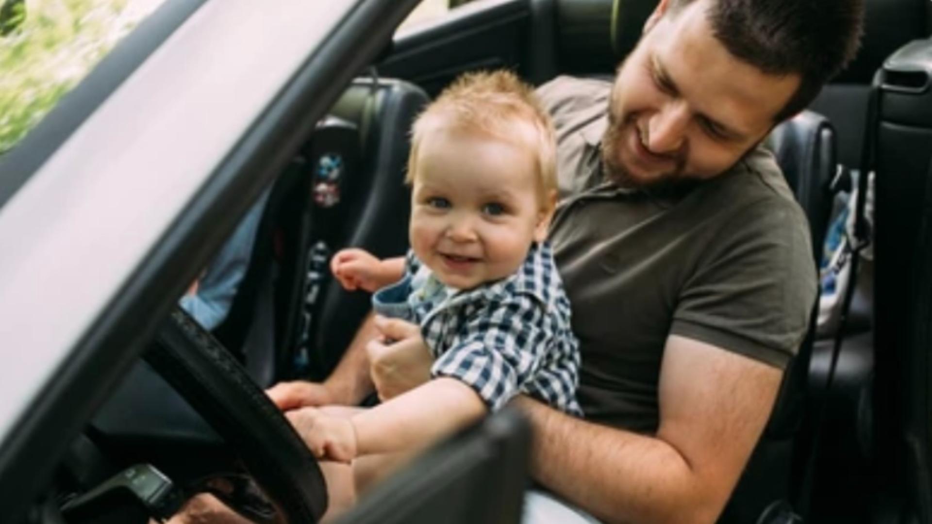 Este legal să ții un copil în brațe când ești în mașină? Ce obligații au pasagerii din spate