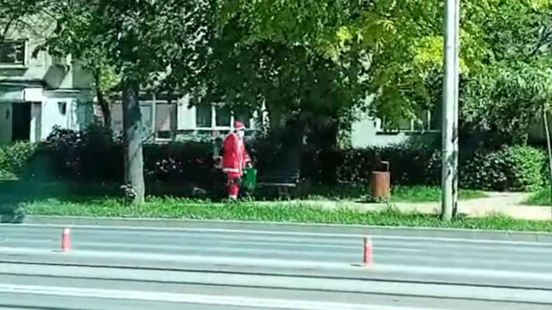 Un bărbat a încurcat sărbatorile. S-a costumat în…Moș Crăciun și a ieșit la plimbare VIDEO