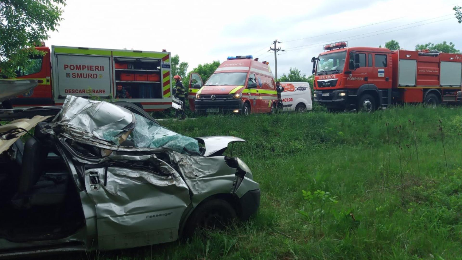 5 persoane transportate la spital, după ce un microbuz a derapat și s-a izbit de un copac, în județul Gorj