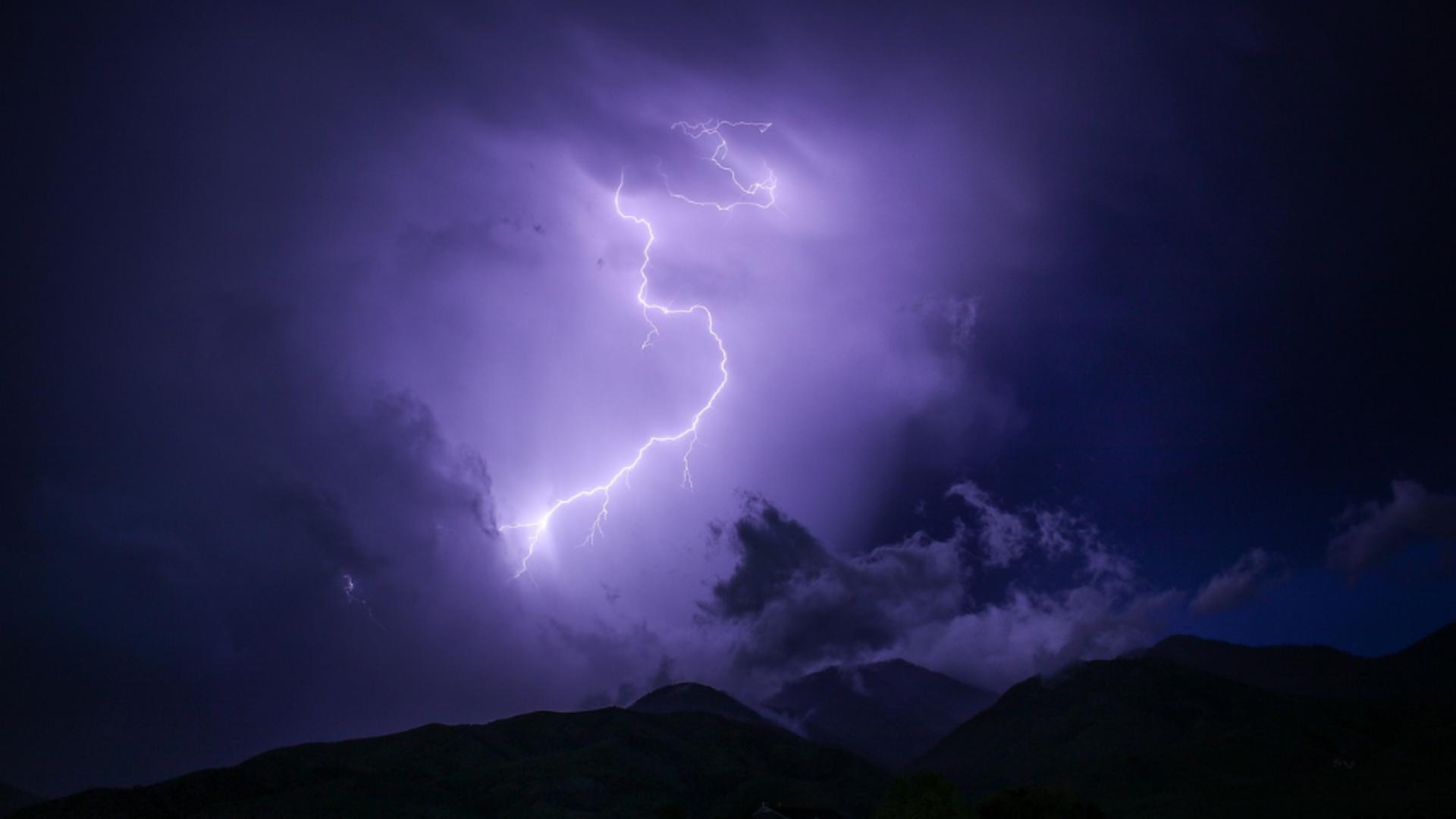 Fenomen spectaculos pe cerul României: fulgere mov. Unde s-a putut observa?