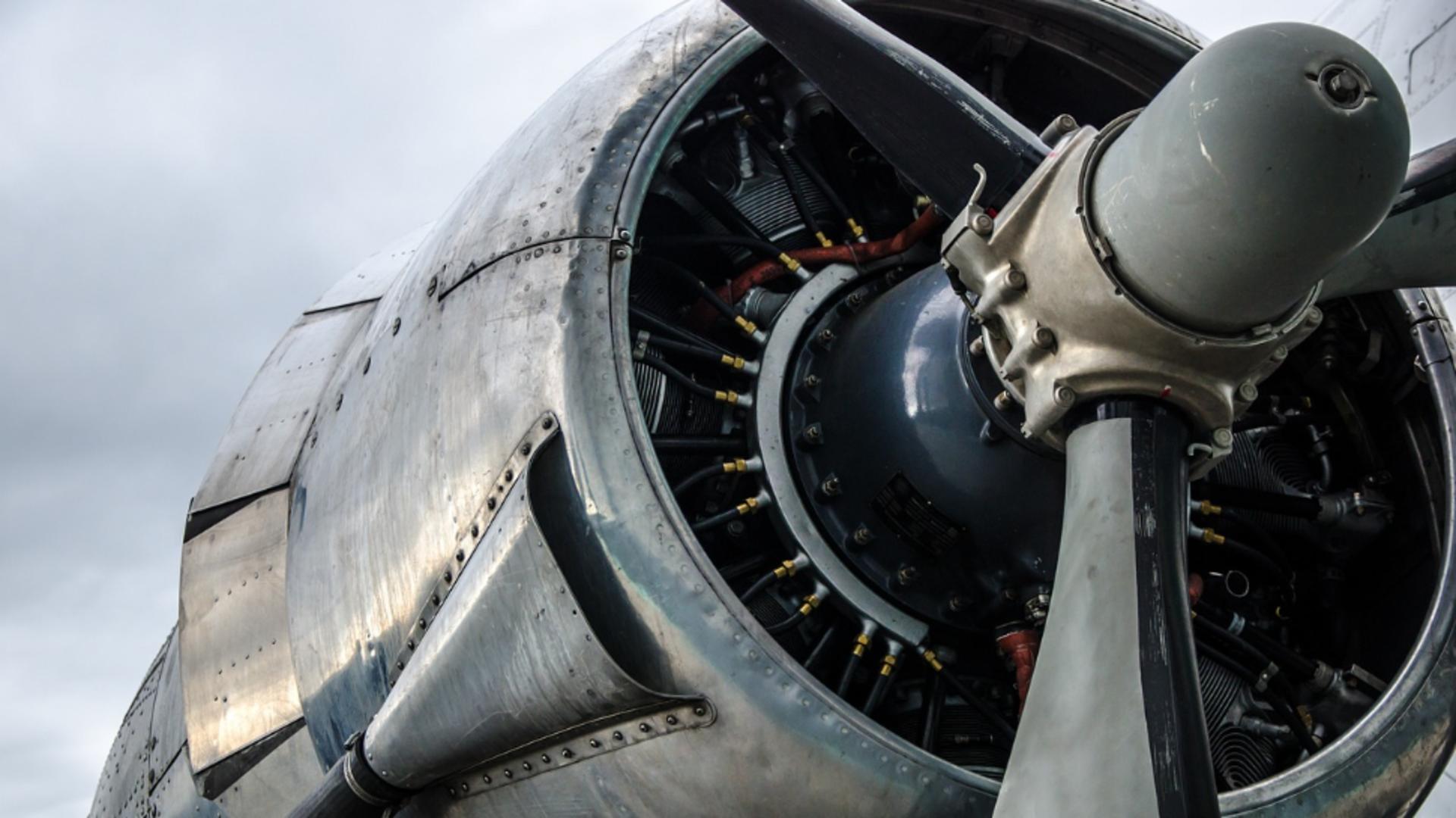Un pasager a murit după ce a fost aspirat de motorul unui avion. Clipe șocante la bord
