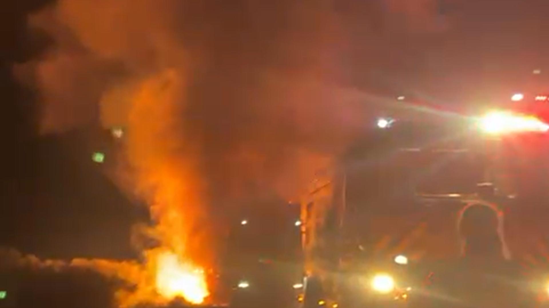 Camion in flăcări pe autostradă, în apropiere de București. Pericol de explozie – VIDEO