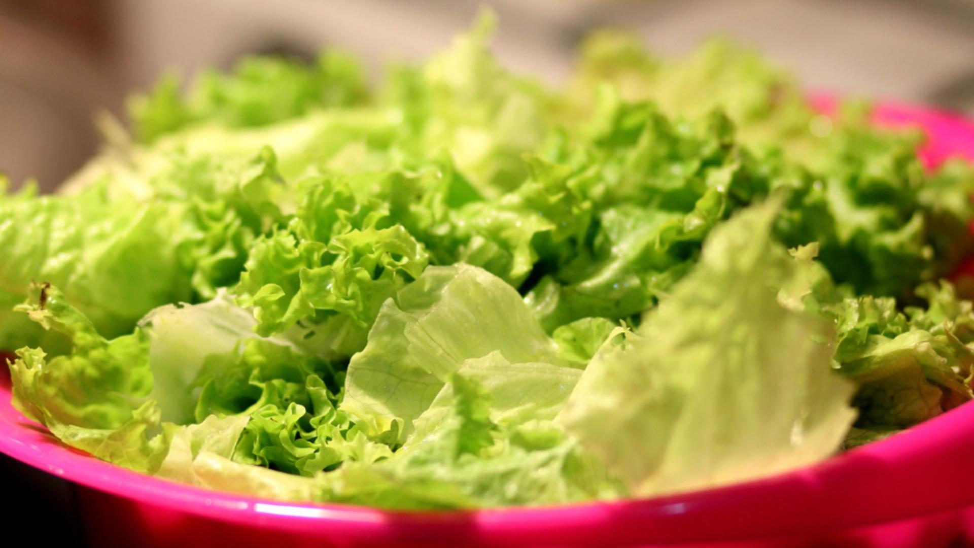  Cum poți păstra salata verde și proaspătă timp de o săptămână. Trucuri pentru gospodine