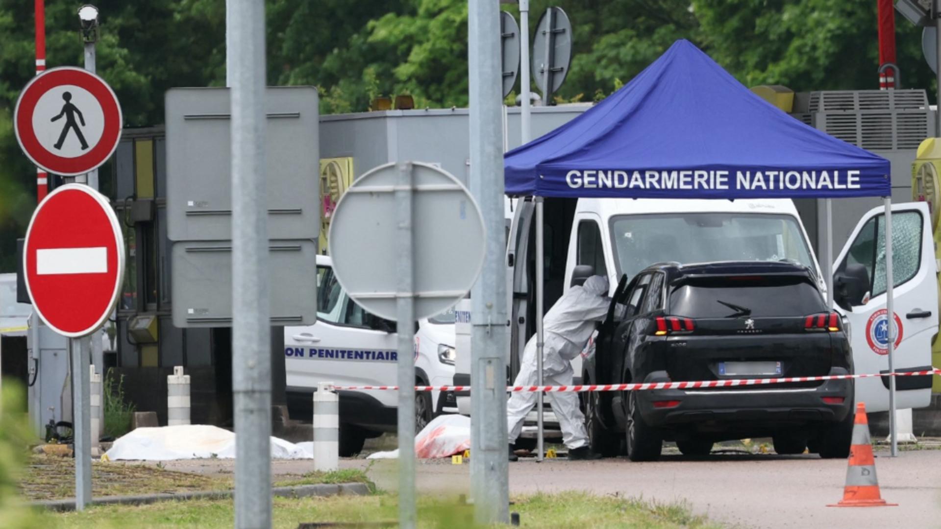 Atac armat ca-n filme, în Franța. Dubă în care era transportat un deținut, luată cu asalt de 4 bărbați VIDEO