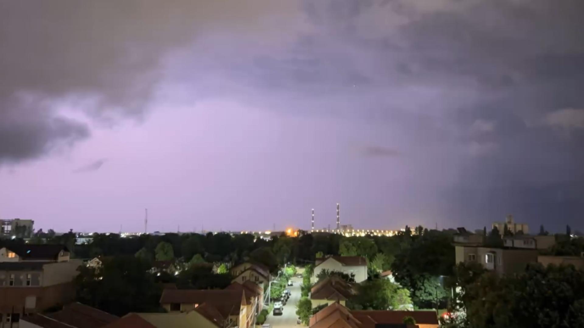 Fenomen meteo rar, la Arad: Furtună cu fulgere roz! Spectacol pe cer
