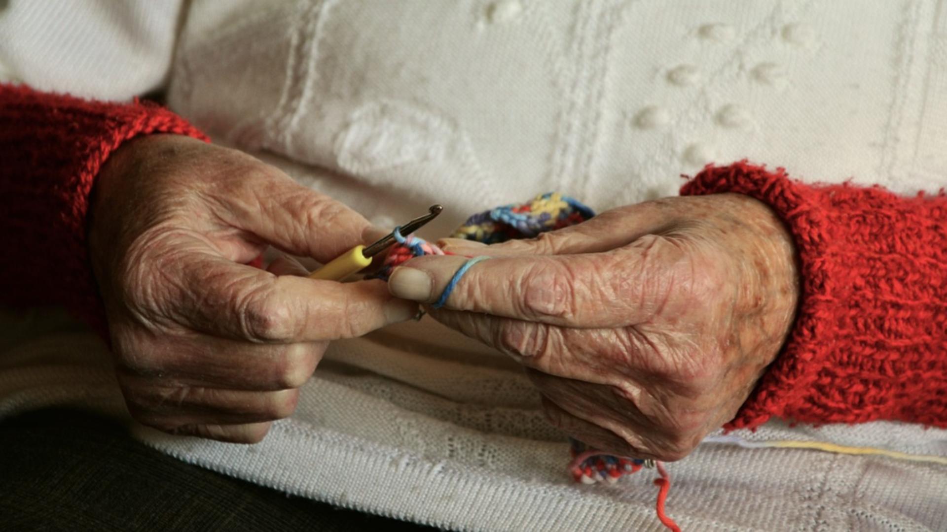 O femeie din Suceava a încercat să obțină pensionarea cu o adeverință falsă