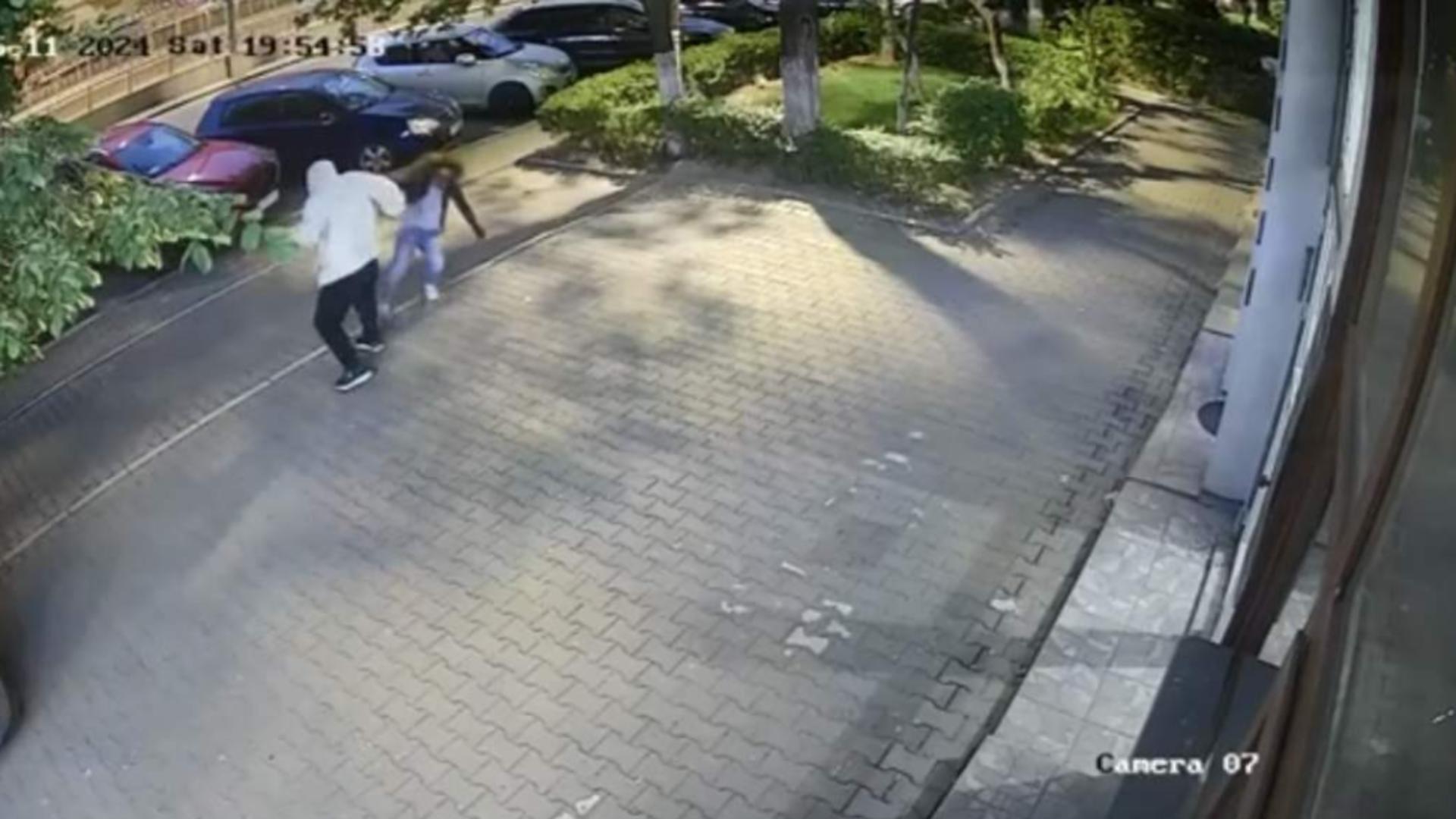 Scene terifiante pe o stradă din București. O femeie a fost atacată din senin de un tânăr de 25 de ani