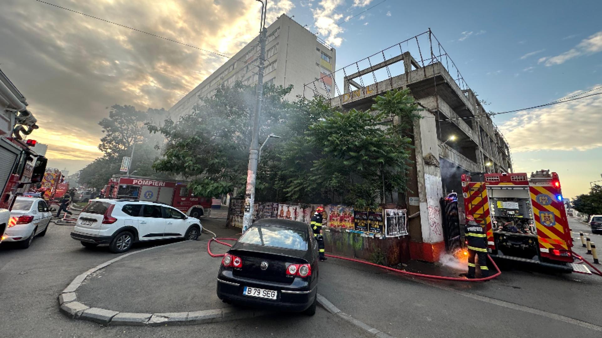 Incendiu pe Șoseaua Ștefan cel Mare, București. Pompierii au mobilizat o întreagă armată de autospeciale