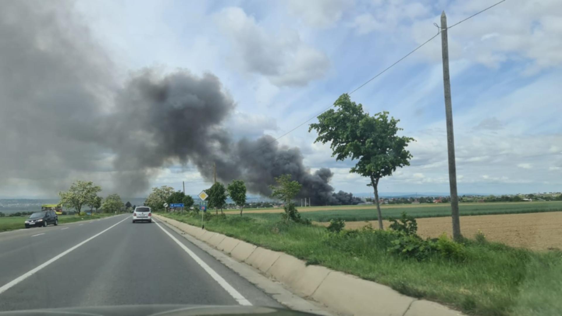 Incendiu uriaș la o hală de termopane. A fost emis mesaj RO-Alert – VIDEO