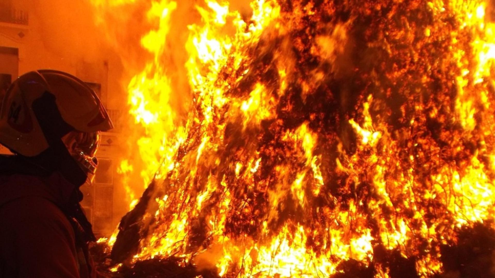 Incendiu de proporții la o hală din Mogoșoaia.
