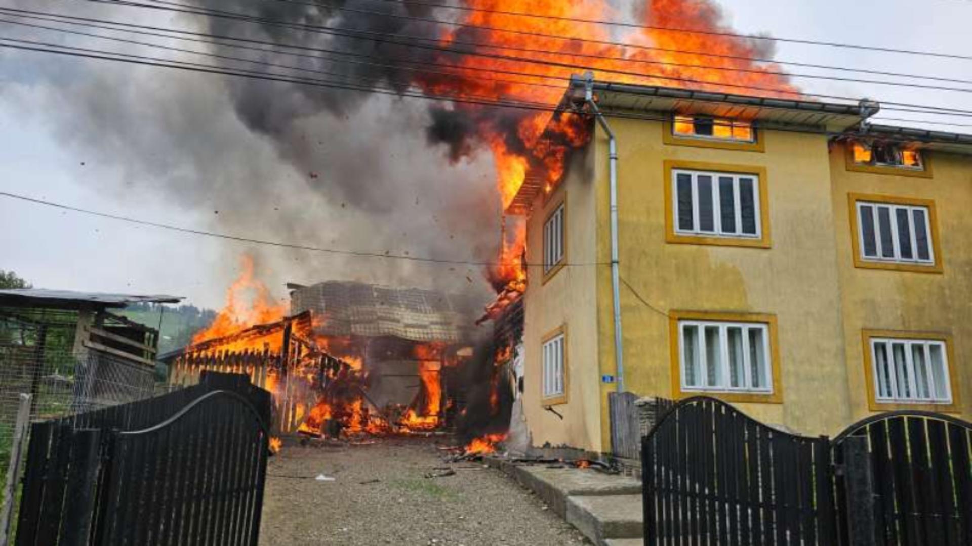 Incendiu violent în localitatea Stulpicani, Suceava. Foto: Agerpres