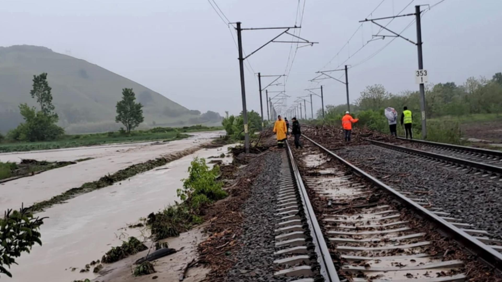 Potop în Sibiu: zeci de case, un drum și calea ferată au fost inundate. Trei trenuri cu pasageri au fost oprite – FOTO