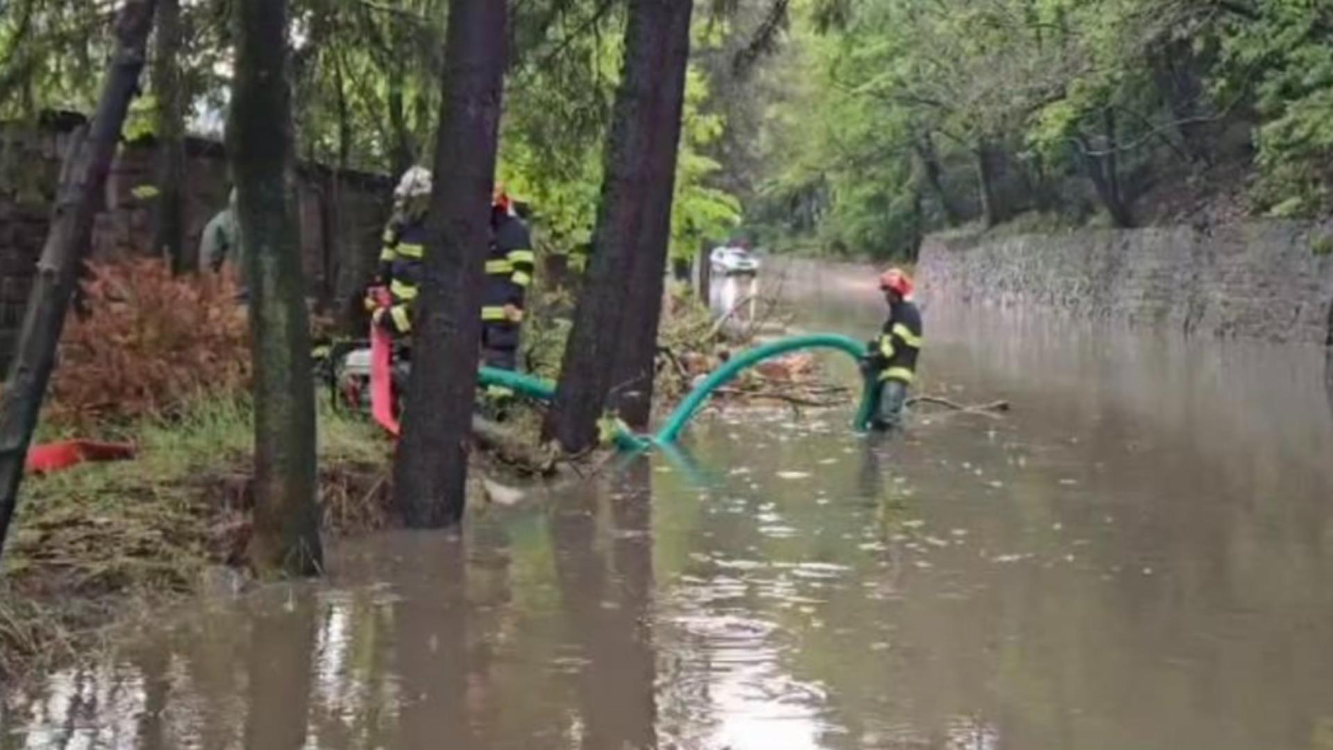 Inundații pe DN1. Șoseaua, blocată de aluviuni în zona gării din Sinaia