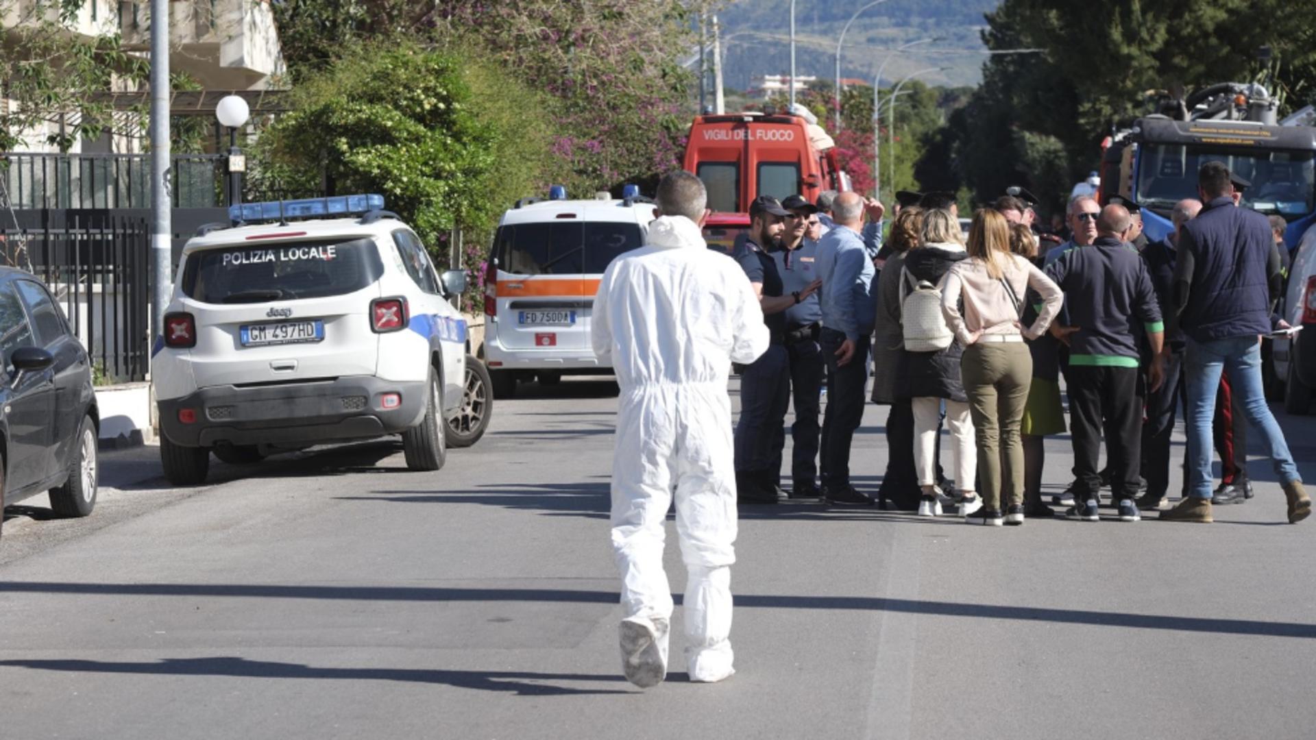 Pompierii au scos afară şase persoane, însă au putut reanima doar una. Foto/Profimedia  