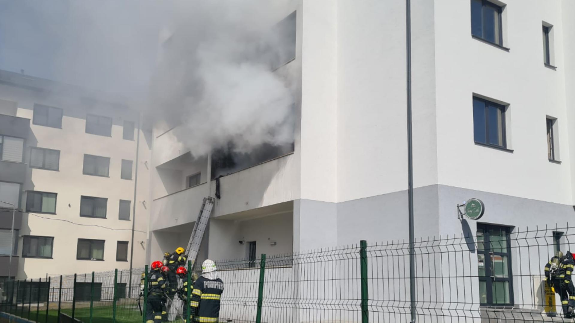 Explozie urmată de incendiu într-un bloc din Iași: 15 persoane evacuate! Foto-Video