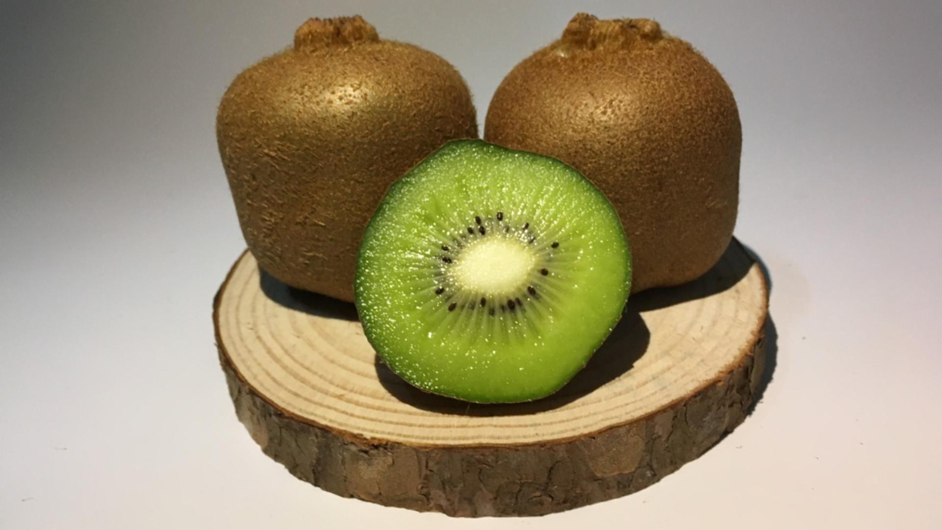 Ce se întâmplă în organismul tău dacă consumi două bucăți de kiwi cu coajă zilnic. Puțină lume știe asta