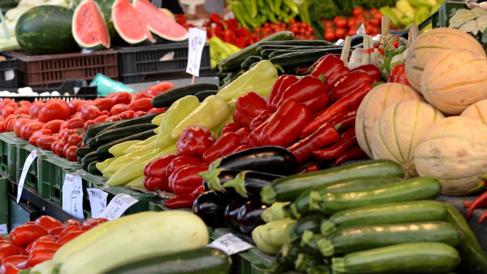 Reguli noi în piețe. Apar etichetele pe fructe și legume
