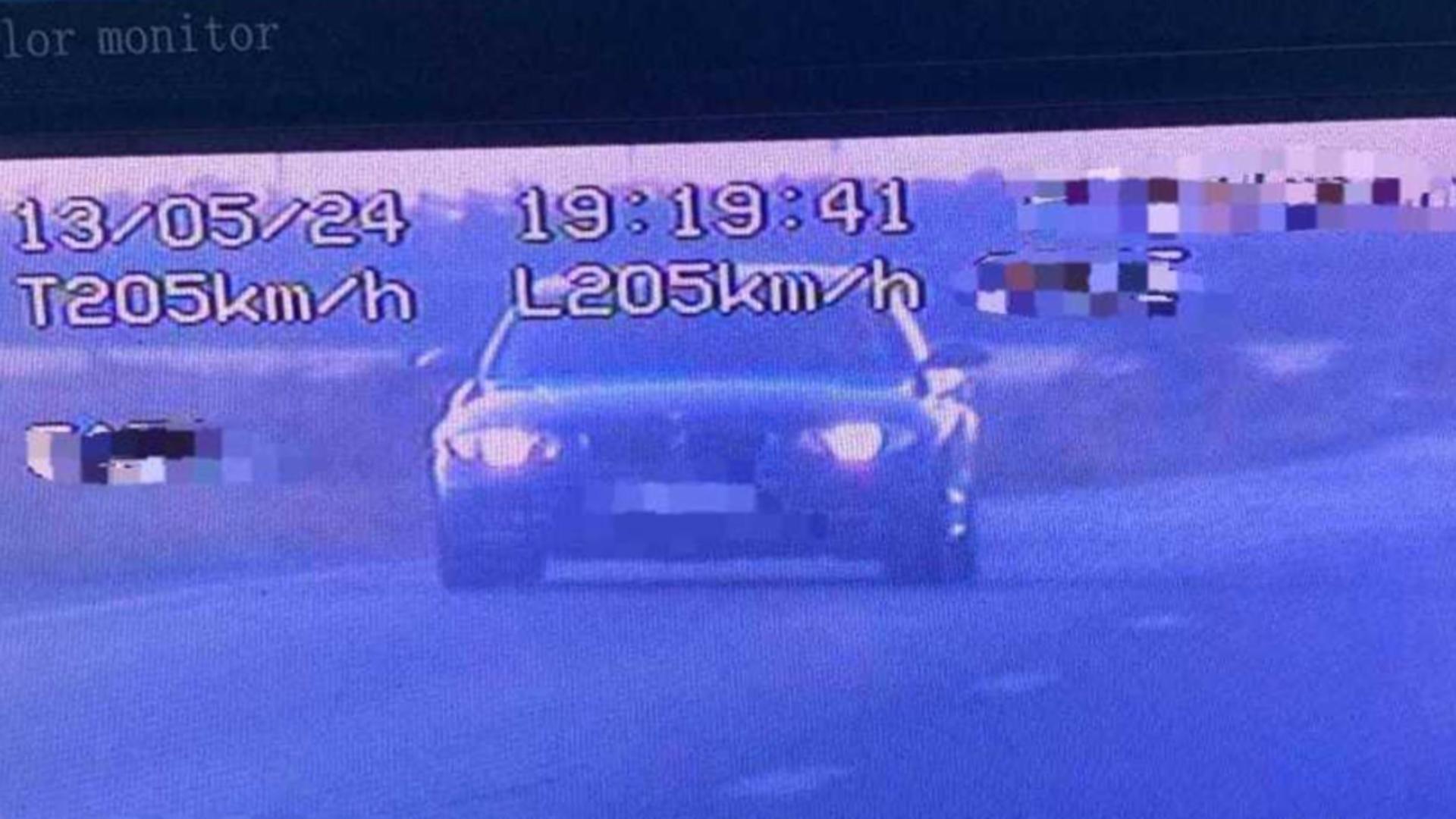 Șofer prins cu 205 km/h în zona cu viteză maximă de 70 km/h. Foto/Poliția
