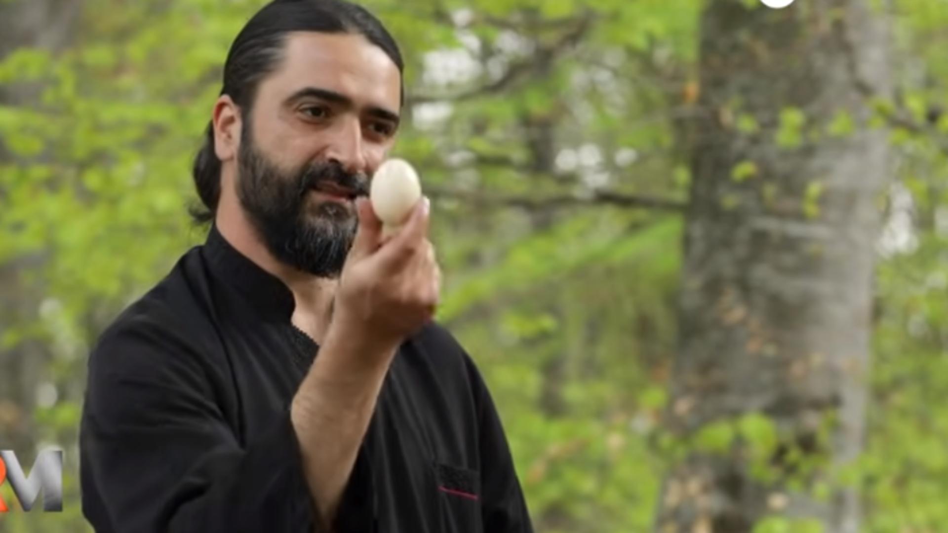 Cum să vopsești ouăle doar cu foi de ceapă. Foto: Captură YouTube