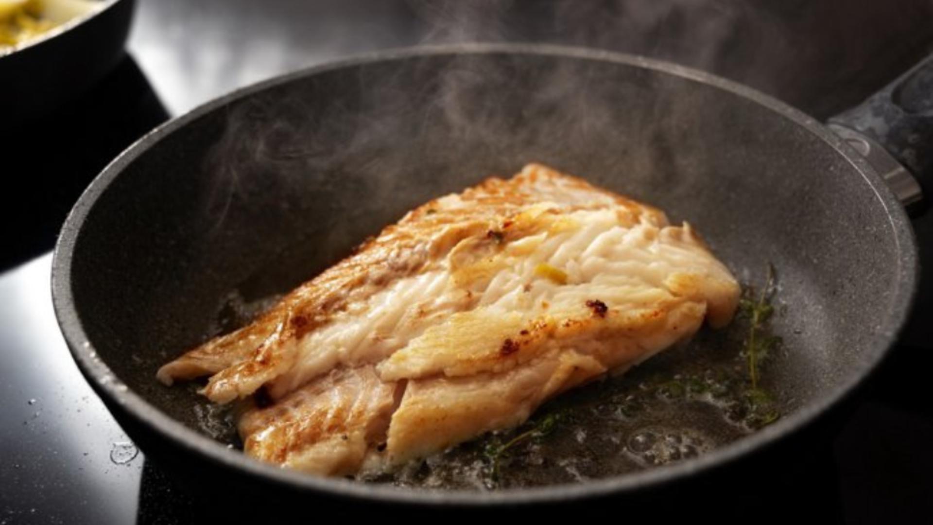 4 trucuri ca să nu îmbâcsești toată casa de miros când prăjești pește
