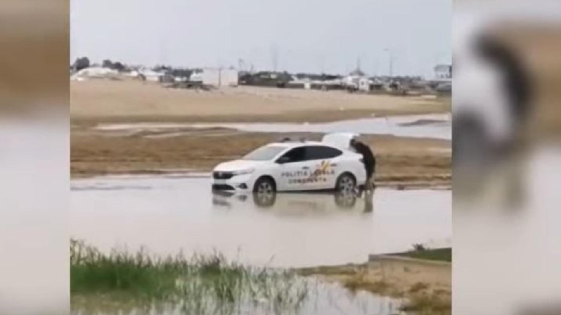 Mașină a poliției locale împotmolită în nisip. Foto/Captură video