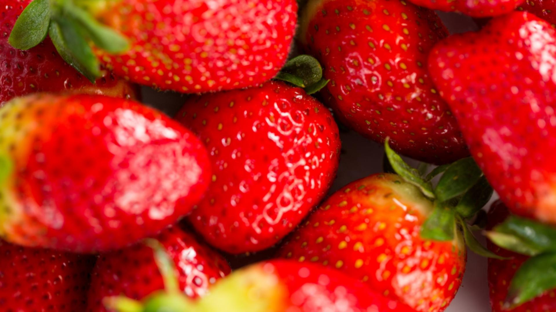 Fructele bio, la mare căutare printre români. Pentru căpșuni se fac liste de așteptare