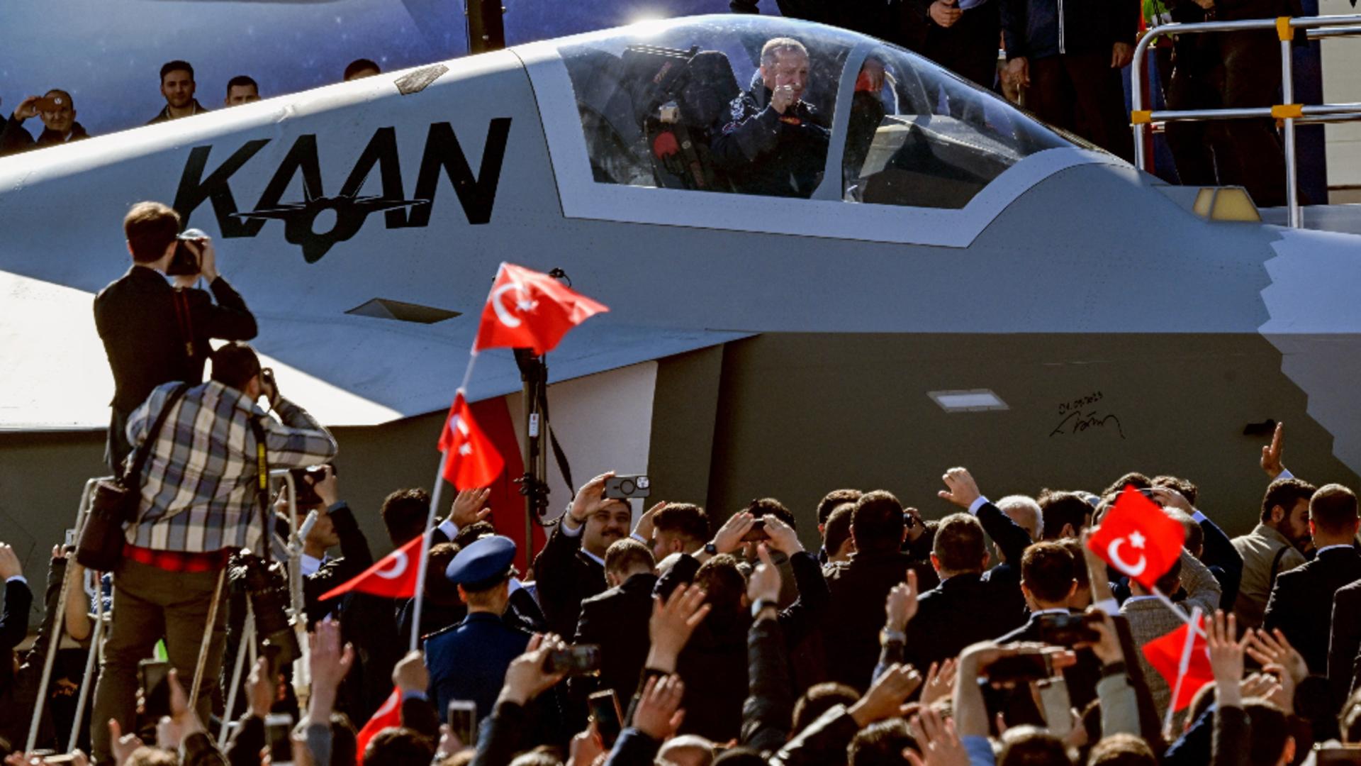 Președintele Erdogan la bordul unui prototop KAAN, perla aviației turce (Profimedia)