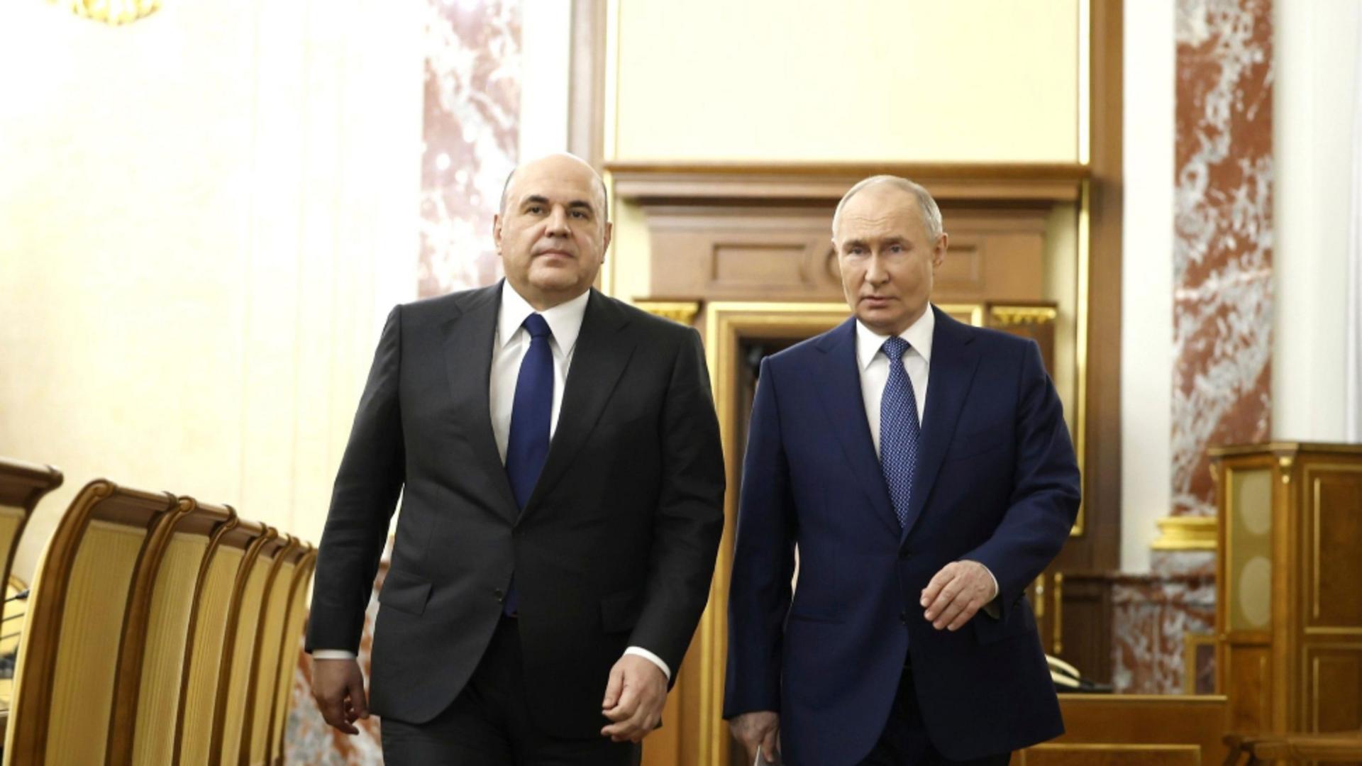 Mikhail Mishustin (stânga) și Vladimir Putin (dreapta)/ Profimedia