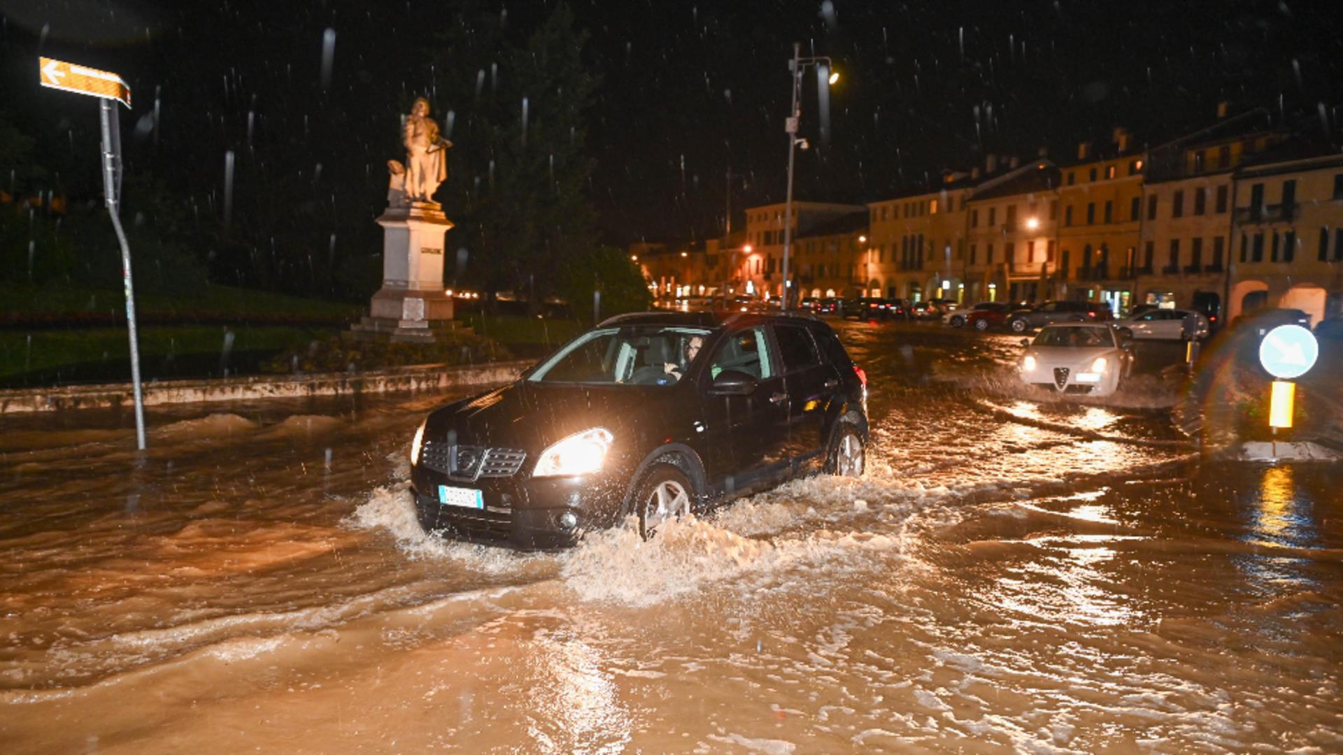 În mai puțin de 12 ore a plouat cât într-o lună (Profimedia)