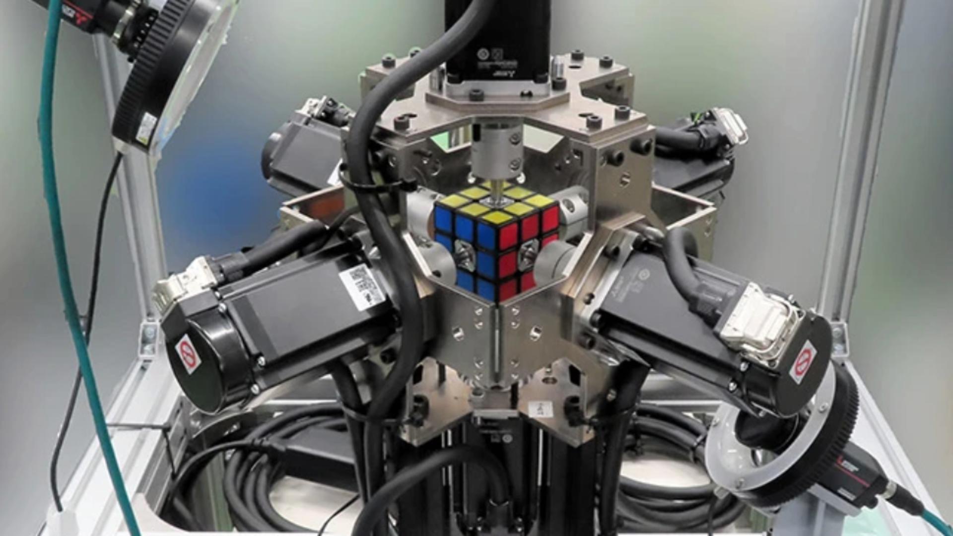 Record mondial. Un robot japonez a rezolvat celebrul Cub Rubik „într-o clipită” VIDEO