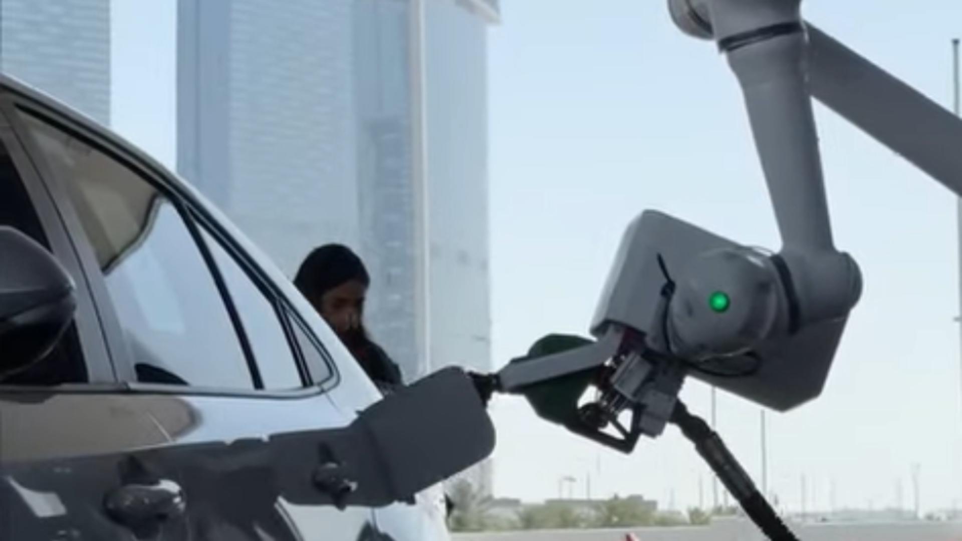 A fost lansat robotul care îți umple rezervorul în benzinării. „Camera recunoaște tipul autoturismului și nevoile de combustibil, și apoi robotul face toată treaba”