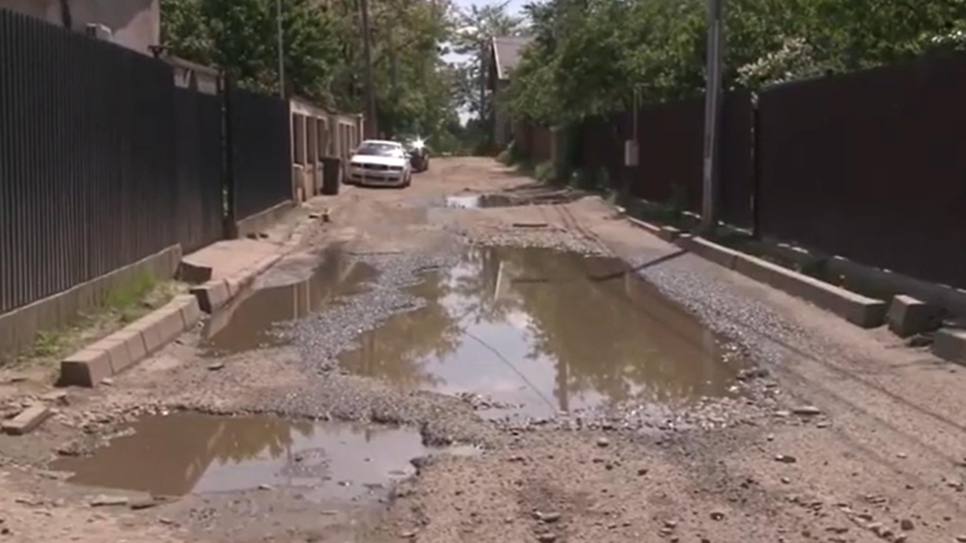 În acte, strada apare ca fiind asfaltată