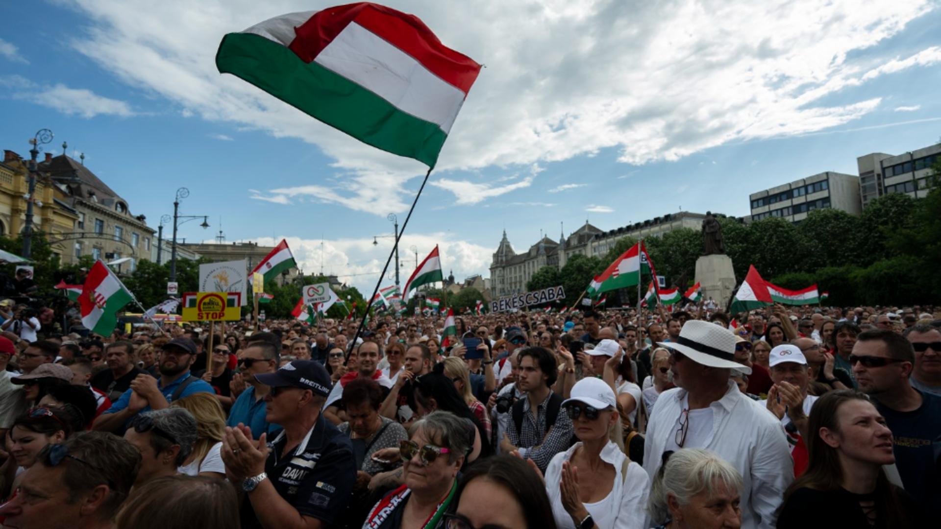 Aproape 10.000 de oameni au participat la mitingul anti-Orban. Foto/Profimedia
