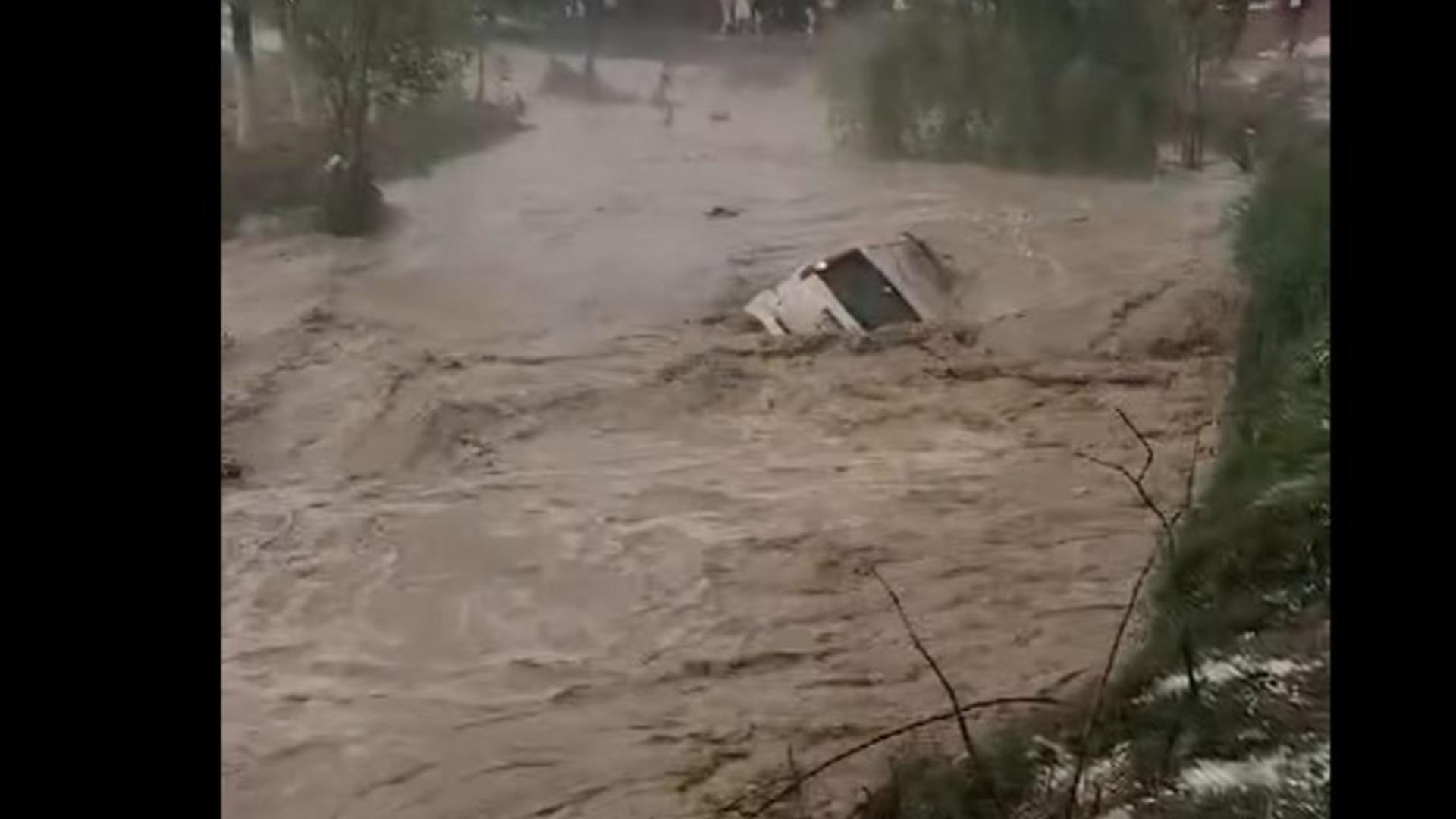 Mașini luate de ape, în localitatea prahoveană Vâlcănești. Foto/Captură video