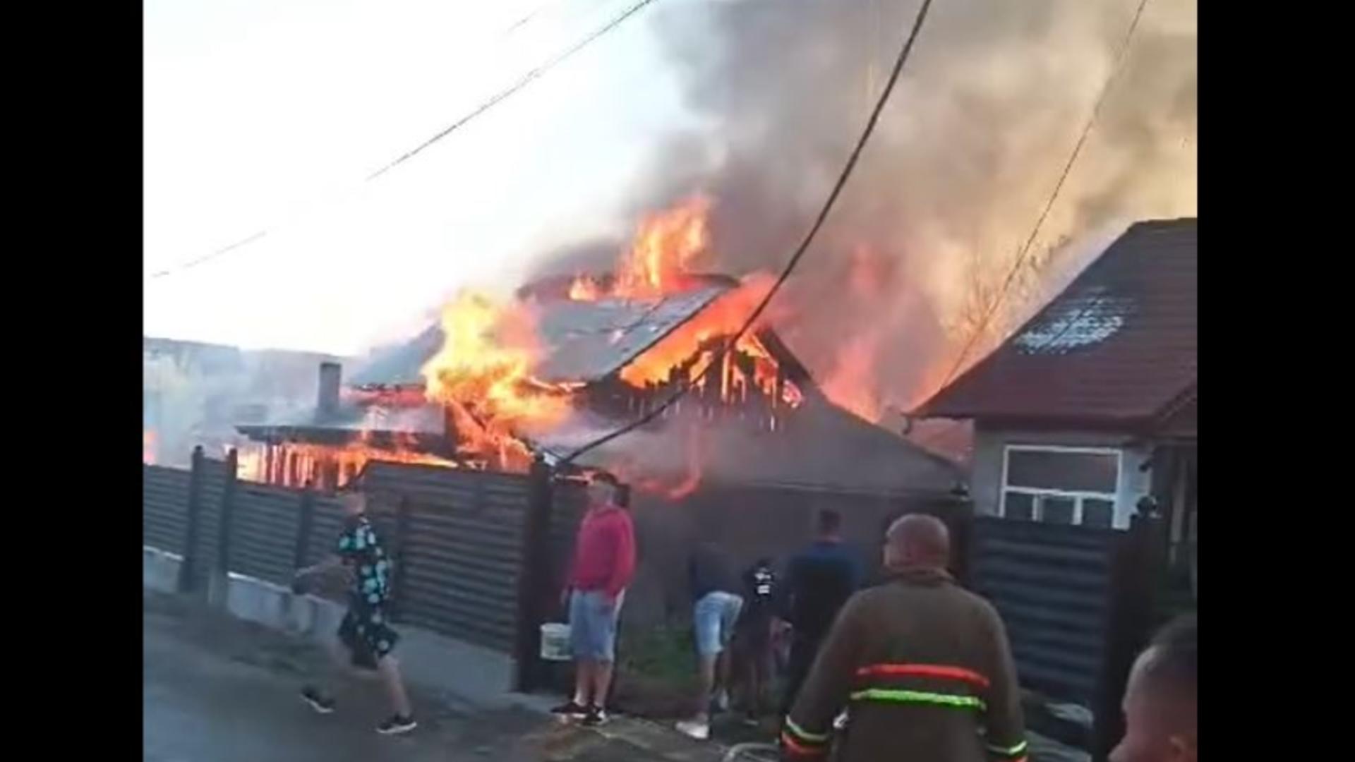 Incendiul a cuprins 2 gospodării. Foto/Captură video