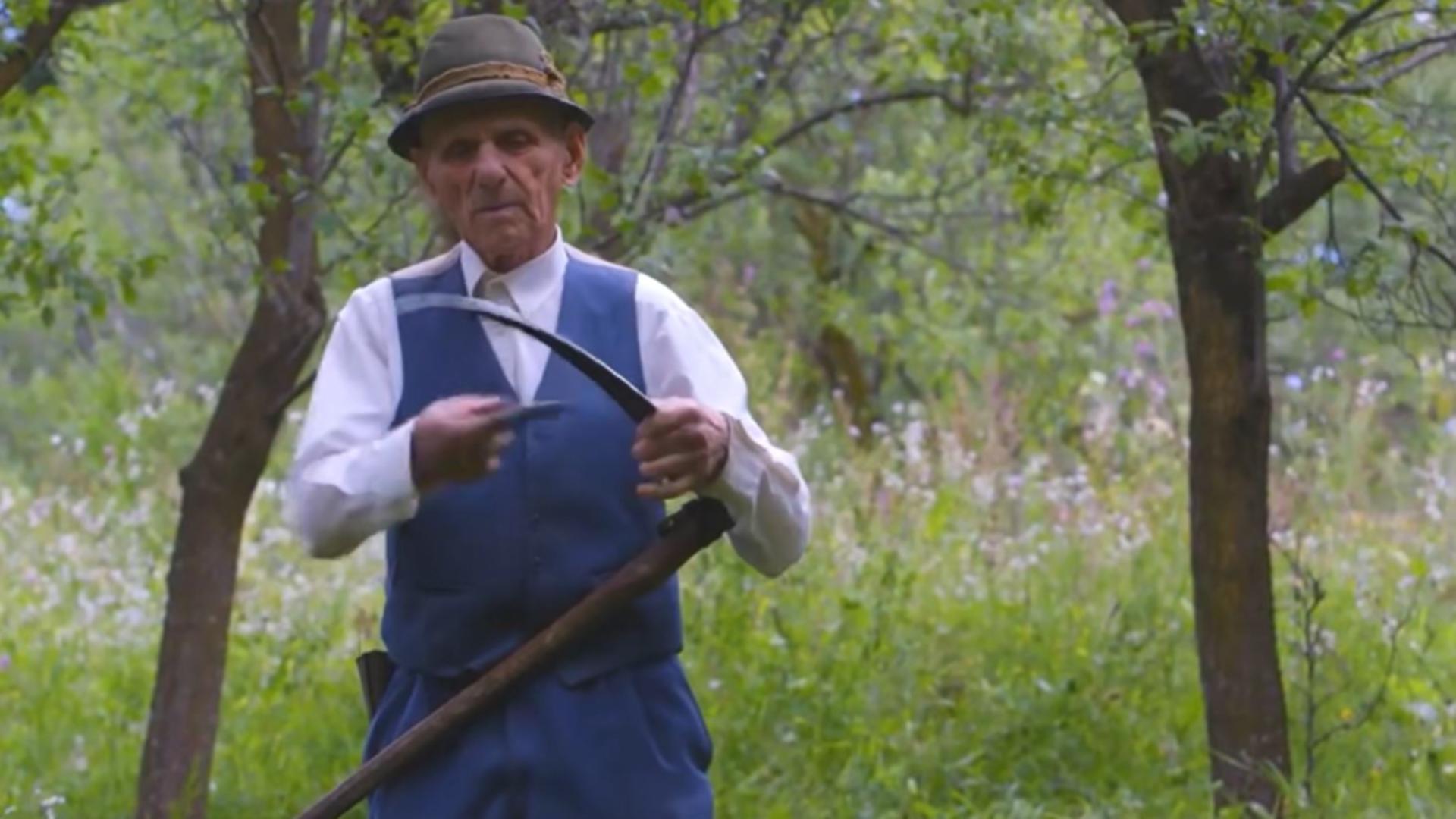 Imagini INEDITE: Veteranul de război, care la 102 ani cosește iarba VIDEO