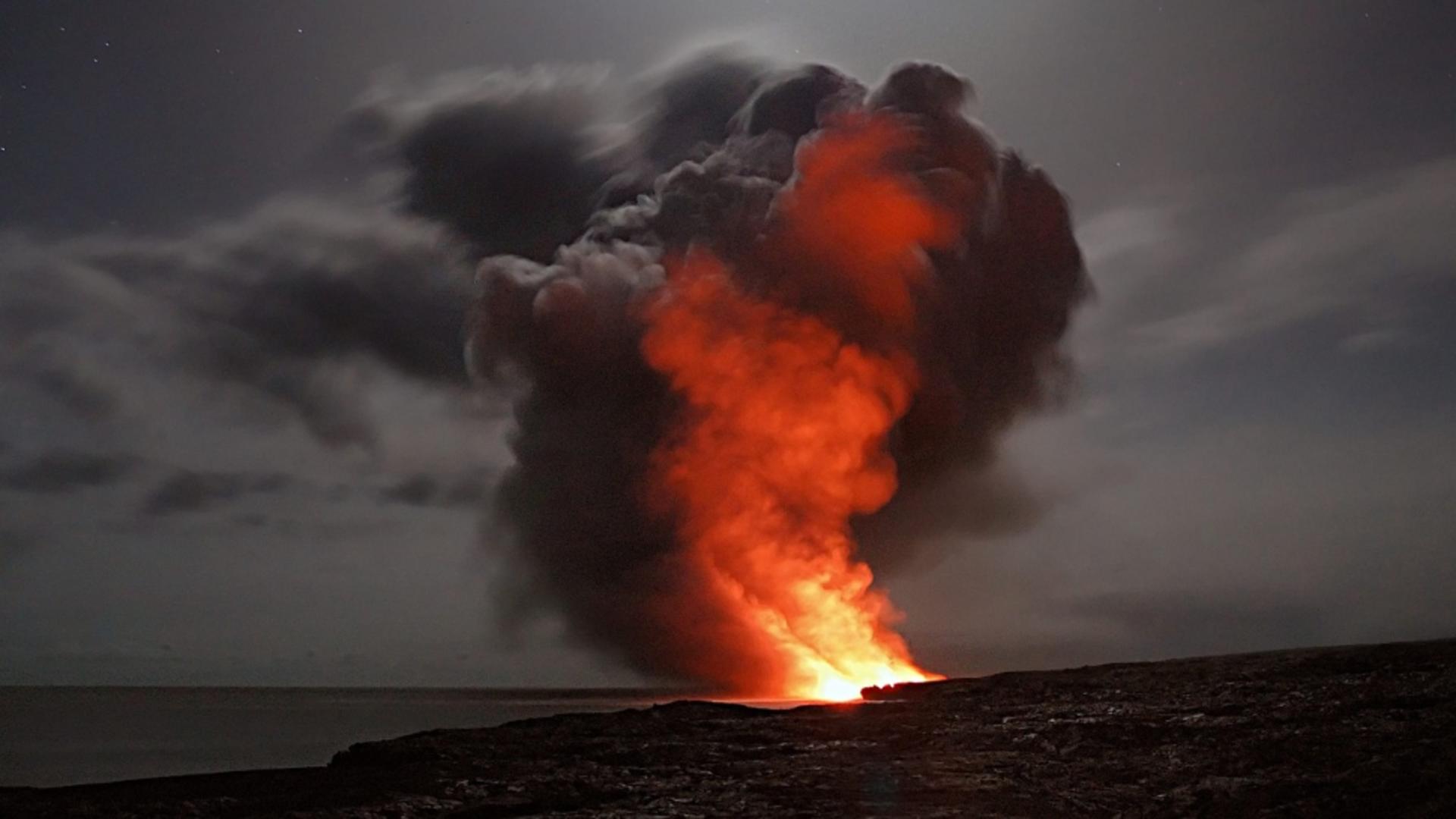 Un vulcan a început să erupă din nou. Alertă maximă